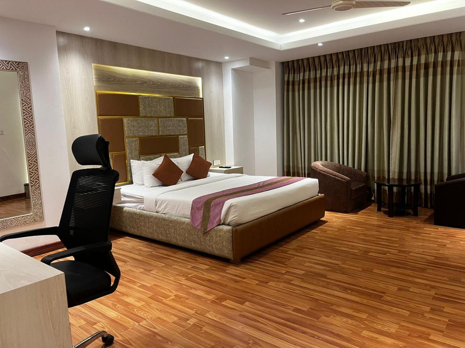 ראג'שאני Royal Raj Hotel מראה חיצוני תמונה